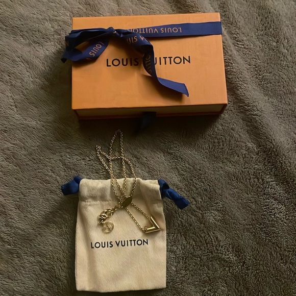 Louis Vuitton 100% Authentic Essential V Necklace with dust-bag & Box - Picture 8 of 8